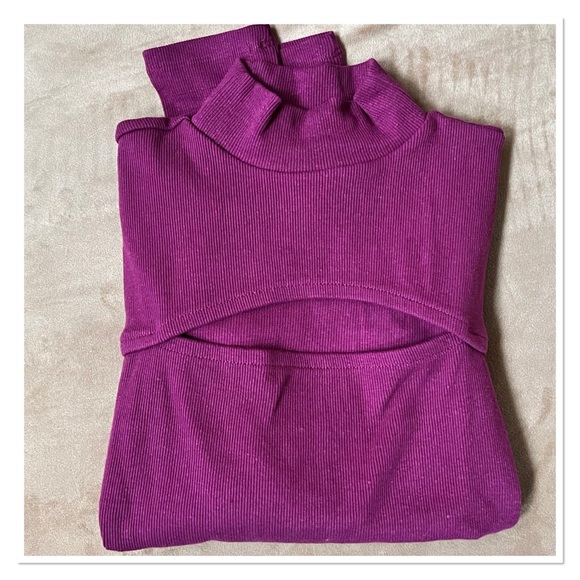 GAP Rib Cutout Top - Picture 7 of 8